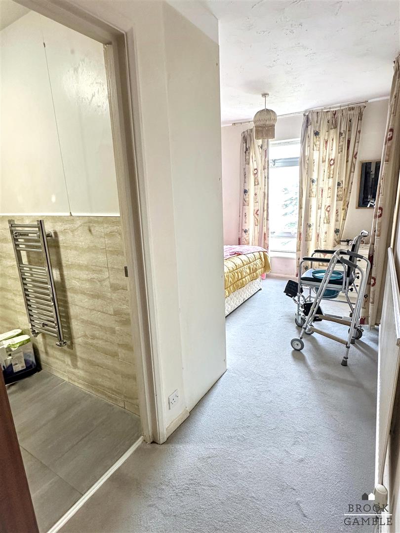 3 Bedroom Flat. St. Johns Road in Eastbourne,  14